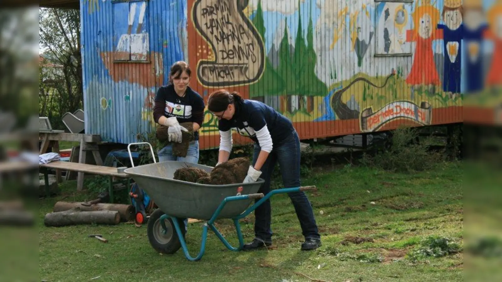„Engel-Aktion“! Die Stiftung Gute-Tat.de vermittelt „Engel“ an soziale Organisationen. Im Bild: Mitarbeiter des IT-Unternehmens USB engagieren sich beim Bau eines Abenteuerspielplatzes. (Foto: Stiftung Gute-Tat München & Region)