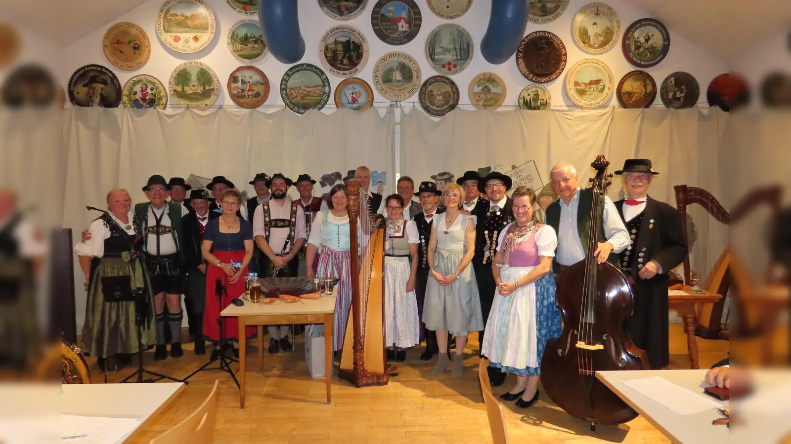 Die teilnehmenden Musikgruppen mit Sprecher Robert Wagner und Ampertaler-Vorstandsmitgliedern. (Foto: D'Ampertaler Dachau )