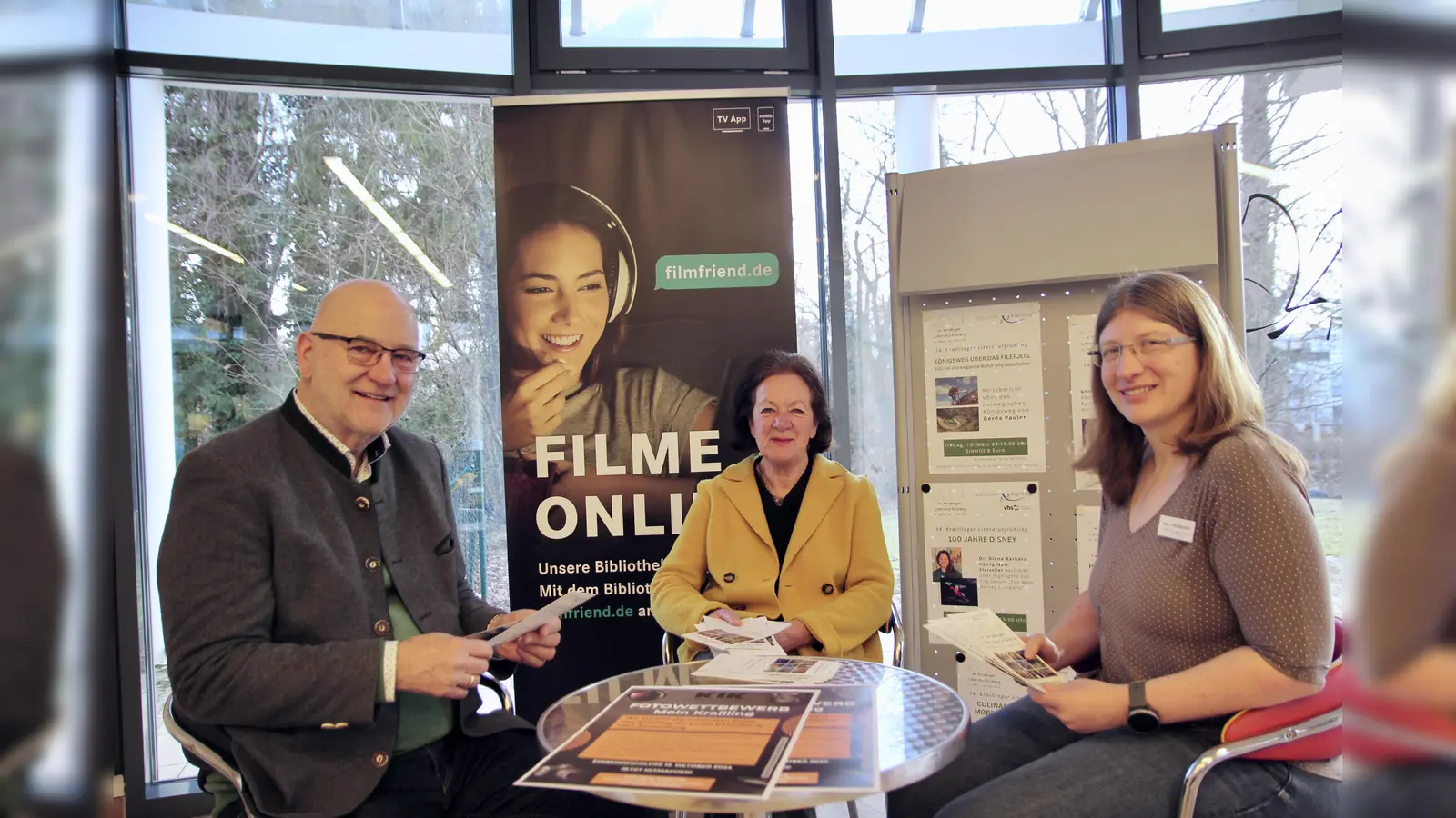 In der Kulturgemeinde Krailling ist in den nächsten Monaten viel geboten. Bürgermeister Rudolph Haux, Brigitte Hager von Kultur in Krailling und Bibliotheksleiterin Diana Widmann (v.l.) erklärten die Vorhaben. (Foto: us)