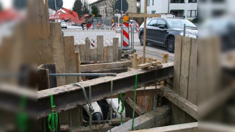 Die Rohre haben 40 Zentimeter Innendurchmesser, sind mit einer weiteren rund zehn Zentimeter dicken Isolierung versehen und werden in zwei bis drei Metern Tiefe verlegt. Aus diesem Grund sei mit großräumigen Straßenmaßnahmen zu rechnen, heißt es im städtischen Tiefbau. (Foto: US)