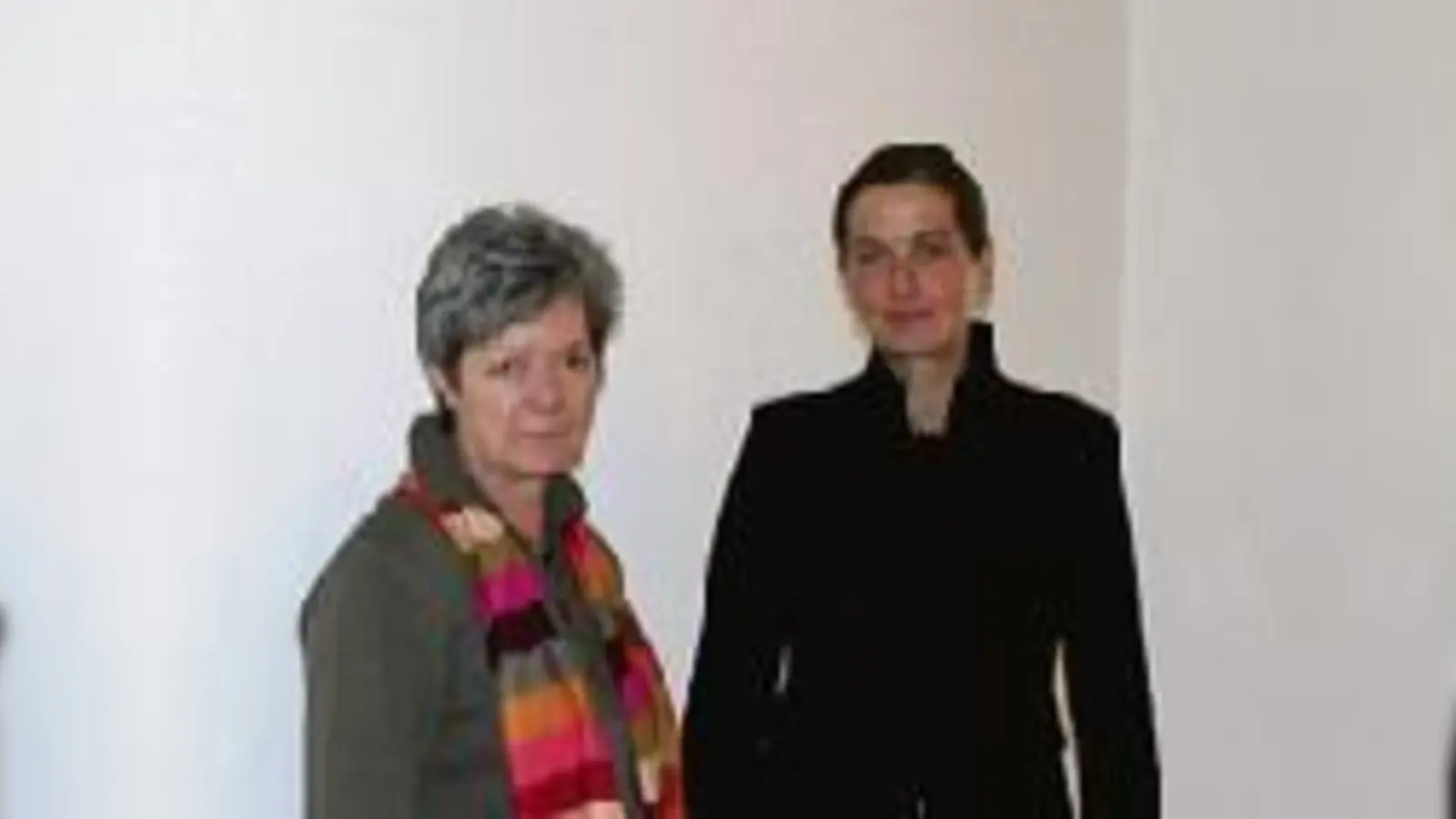 Doris Frohnauer und Dunja Barkow von Creytz gestalten Stoffe für die kahlen Wände. 	 (Foto: cr)