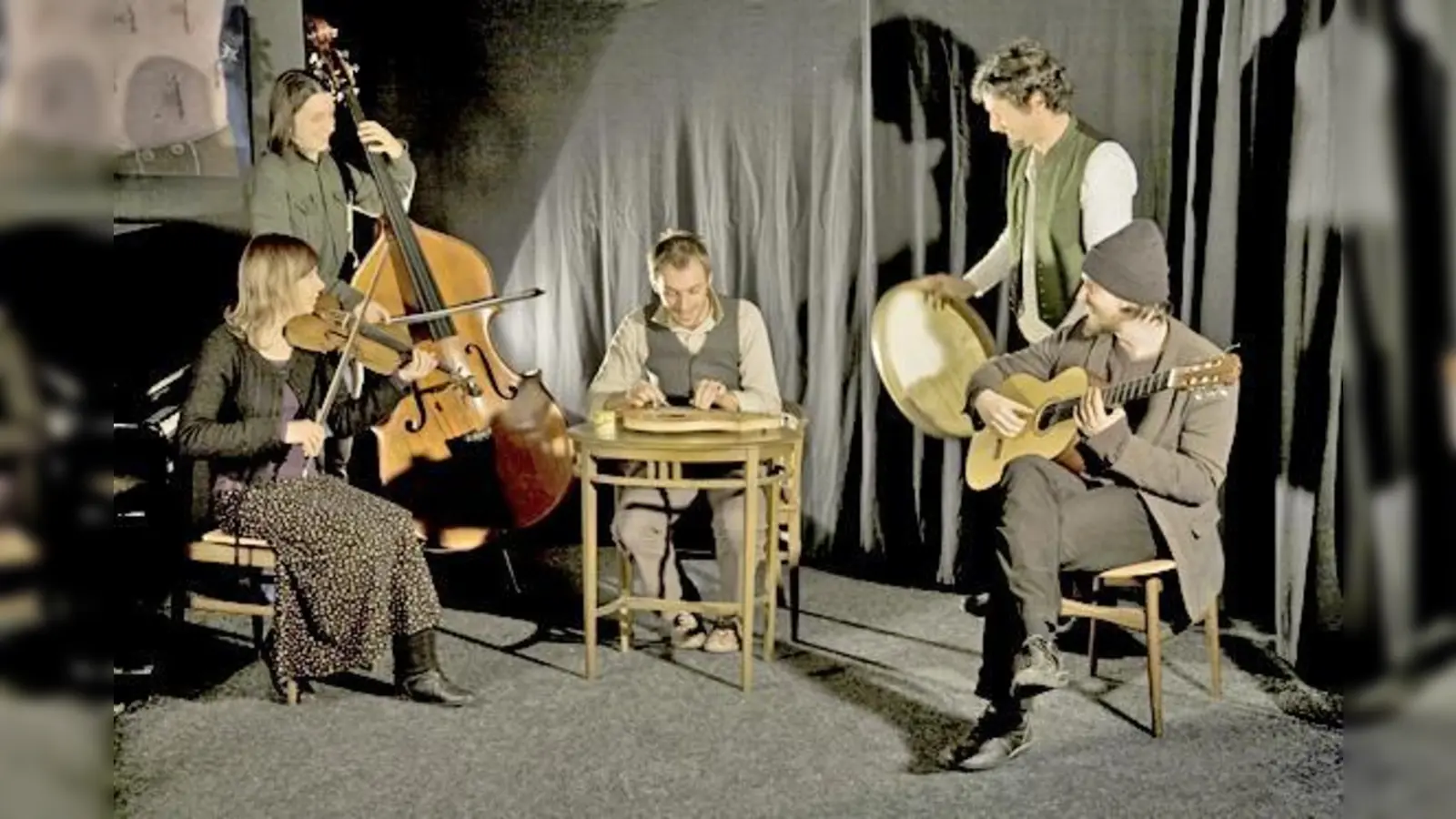 Passen in keine Schublade: die fünf Musiker von Opas Diandl aus Südtirol.	 (Foto: VA)