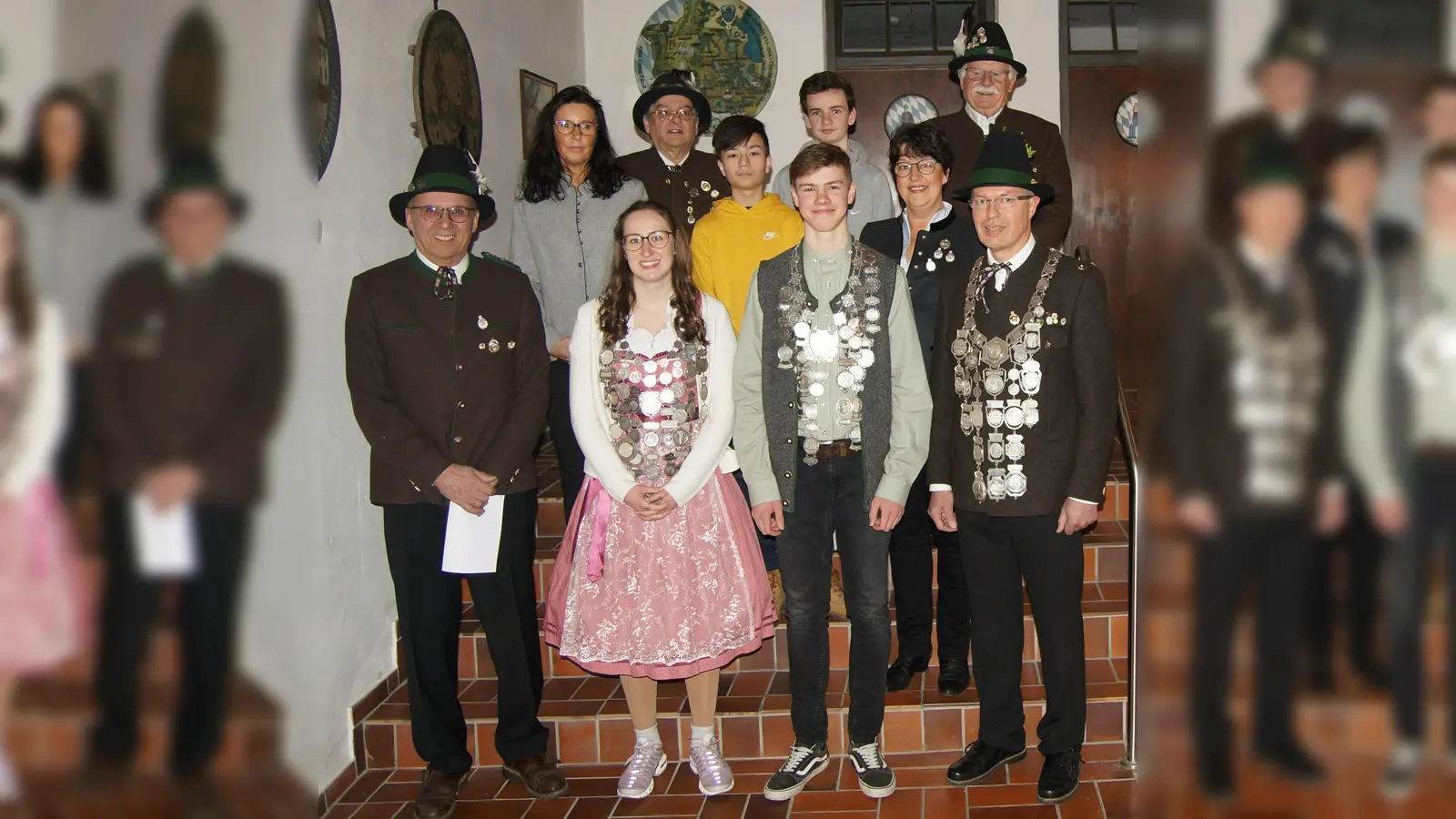 Die erfolgreichen Schützen: (vorne von links) 1. Schützenmeister und 2. Schützenkönig Sebastian Ferchl, 1. Schützenkönigin Sandra Plötz, 1. Jugendkönig Korbinian Dondl, 1. Schützenkönig Peter Schwelle; (hinten von links) 3. Schützenkönigin Barbara von Ludwig, 3. Schützenkönig Albert Fritz, 2. Jugendkönig Nicolas Walther, 3. Jugendkönig Robin Keipinger, 2. Schützenkönigin Susann Enders, Peter Nickerl. (Foto: FSG)