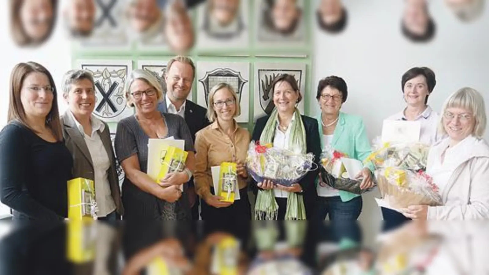 Landrat Robert Niedergesäß ließ es sich nicht nehmen, seinen Mitarbeiterinnen persönlich zu danken.	 (Foto: LRA)