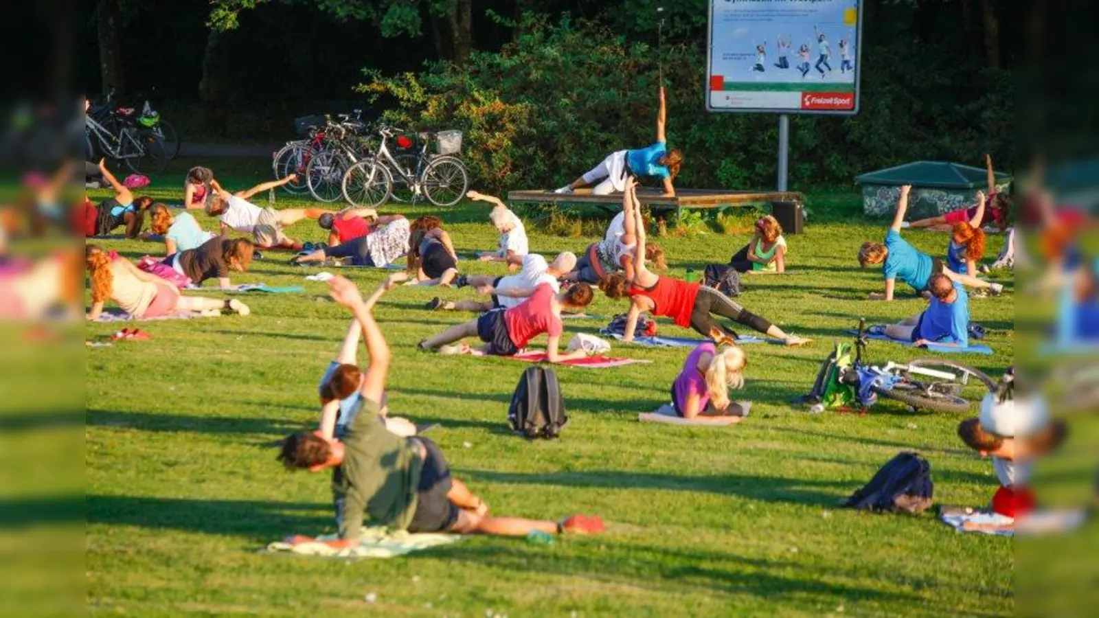 An der frischen Luft sind die Gymnastikübungen besonders gesund. (Foto: Referat für Bildung und Sport)
