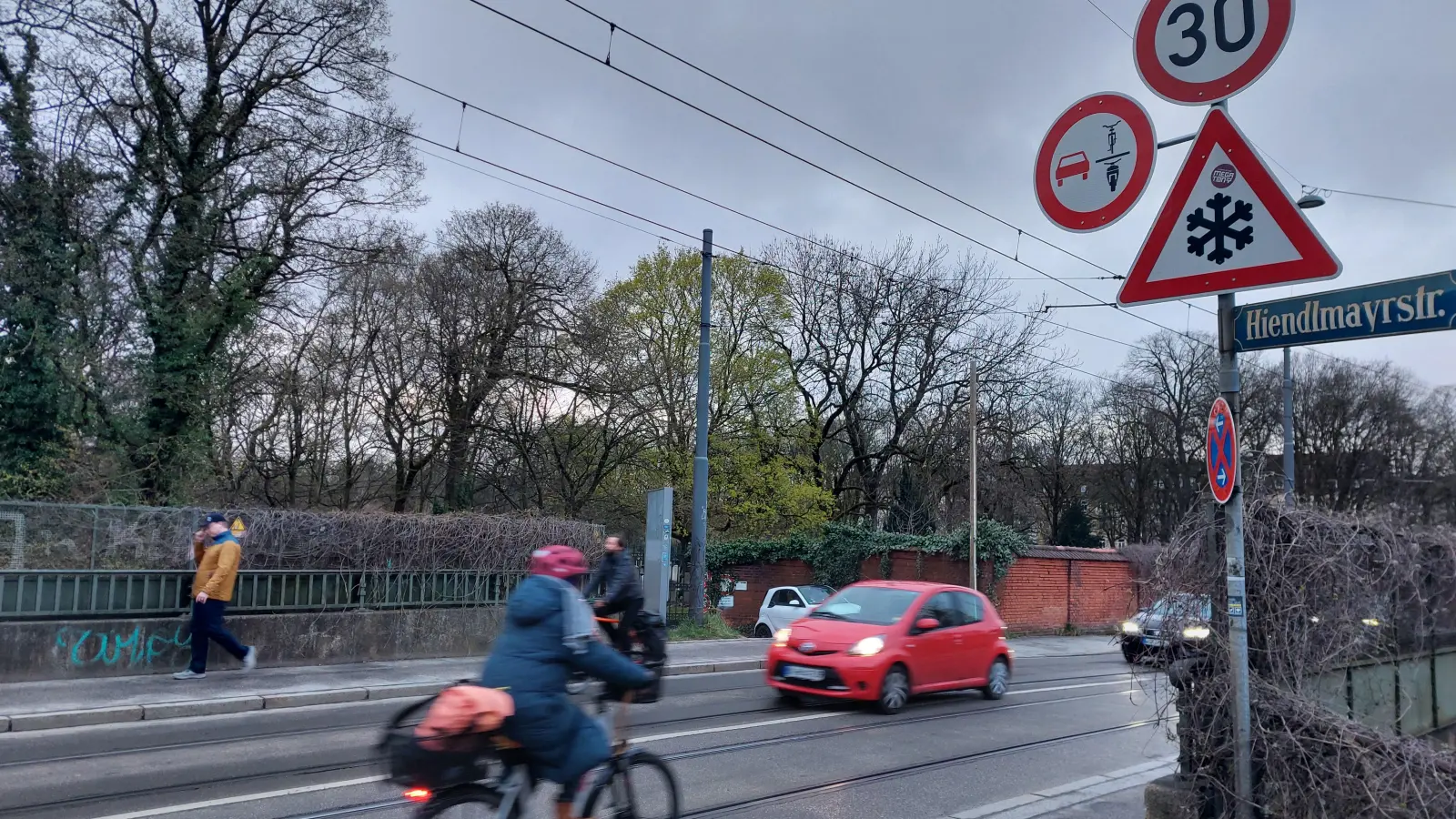 Auf der Regerbrücke soll ein neu eingeführtes Überholverbot mehr Sicherheit für Radfahrer garantieren. (Foto: bas)