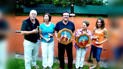 Die Sieger beim Schleiferl-Turnier des SV Dietersheim freuen sich über die Wanderscheiben.	 (Foto: VA)