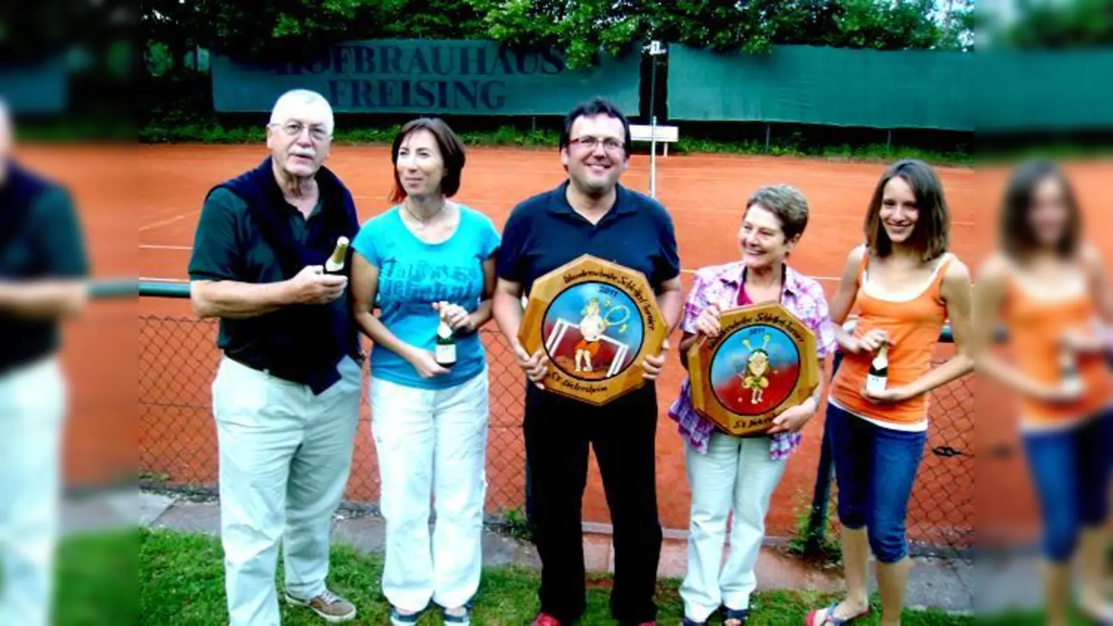 Die Sieger beim Schleiferl-Turnier des SV Dietersheim freuen sich über die Wanderscheiben.	 (Foto: VA)