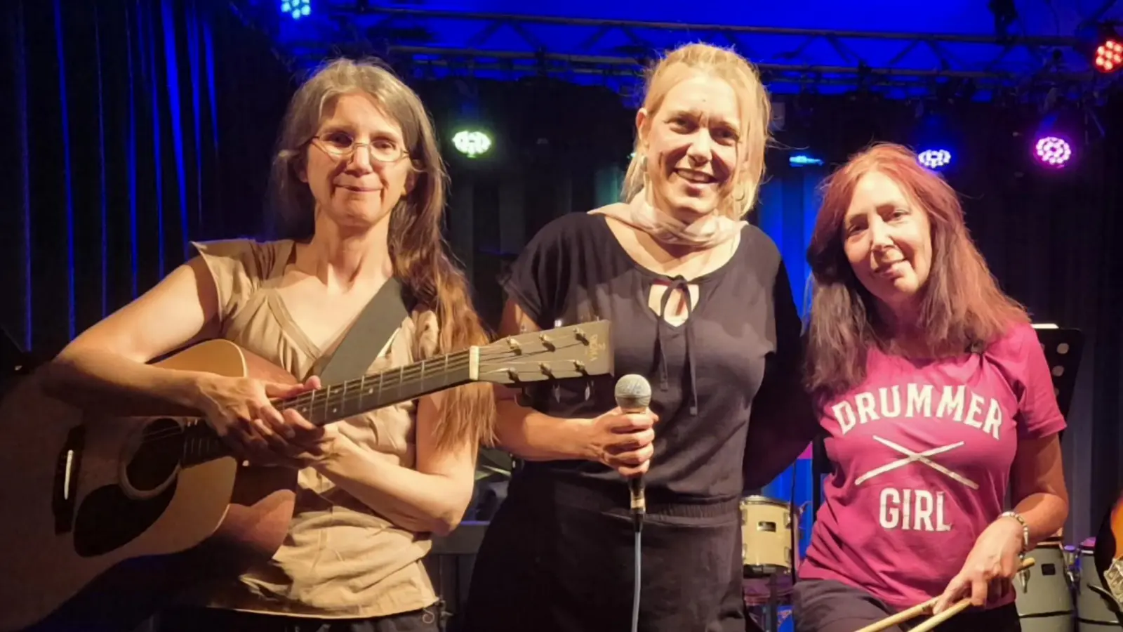 Im Kulturkeller bekommen Frauen jetzt eine eigene Jam-Session. Bei der ersten Session im Juni spielten u. a. (von links im Bild) Andrea Brandt (Gitarre), Diana Gistel (Sessionleiterin, Gesang) und Verena Dentica (Drums). (Foto: Kulturkeller)