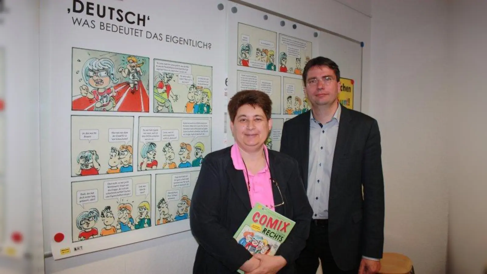 Micky Wenngatz und MdL Florian von Brunn mit den „ComiX gegen Rechts”. (Foto: job)