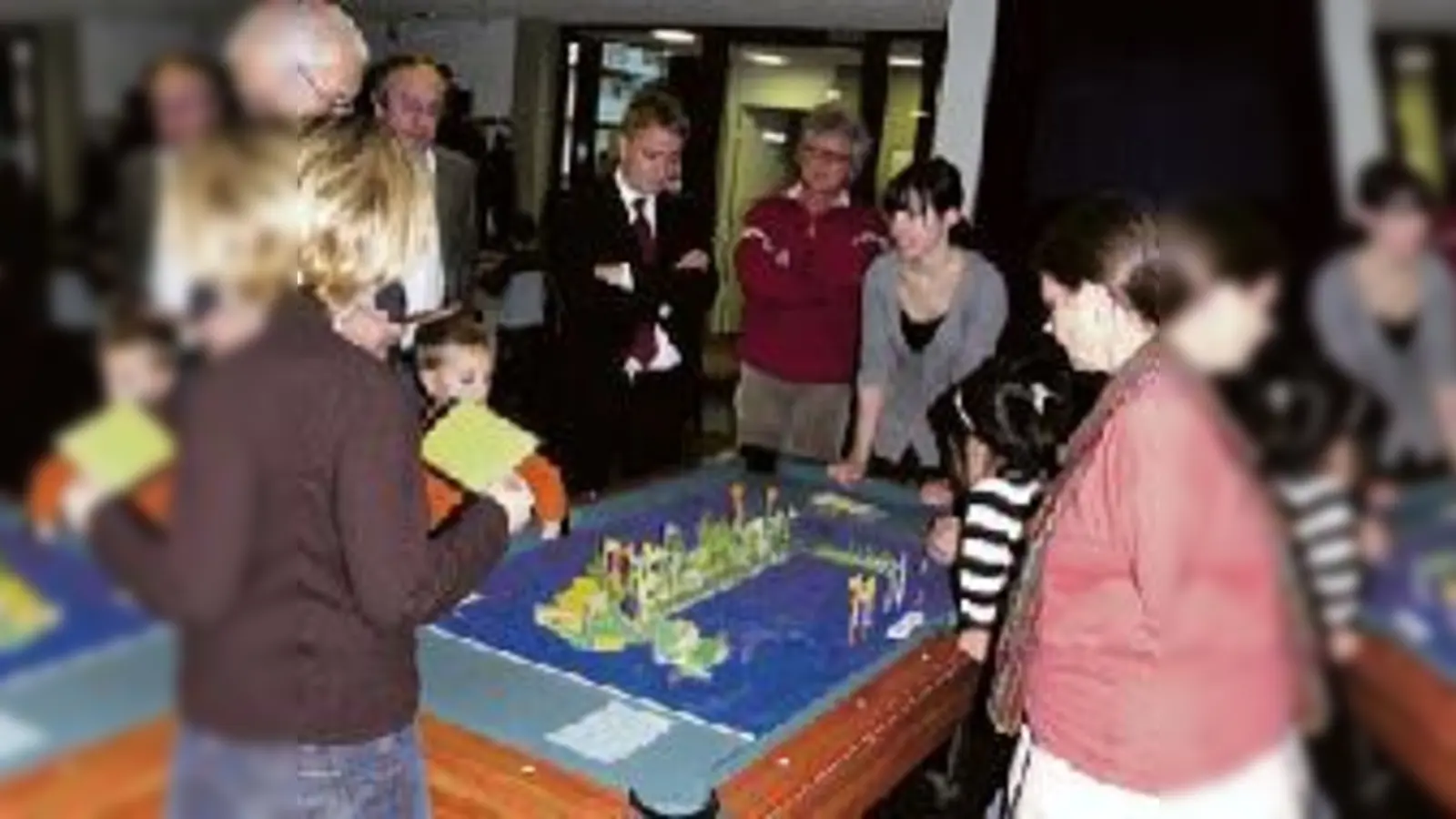 Die Kinder präsentierten bei der Auftaktveranstaltung den Verantwortlichen ihr Modell.	  (Foto: VA)