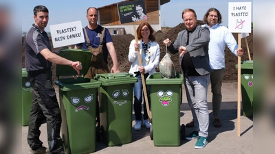 Christian Maier (IG Komposthof), Markus Eberl (Lossprecher 3 der IG Komposthof) Antje Remler (Kommunale Abfallwirtschaft) Landrat Robert Niedergesäß und Roland Ackermann (Sachgebietsleiter Kommunale Abfallwirtschaft) beim Kampagnenstart. (Foto: Landratsamt Ebersberg)