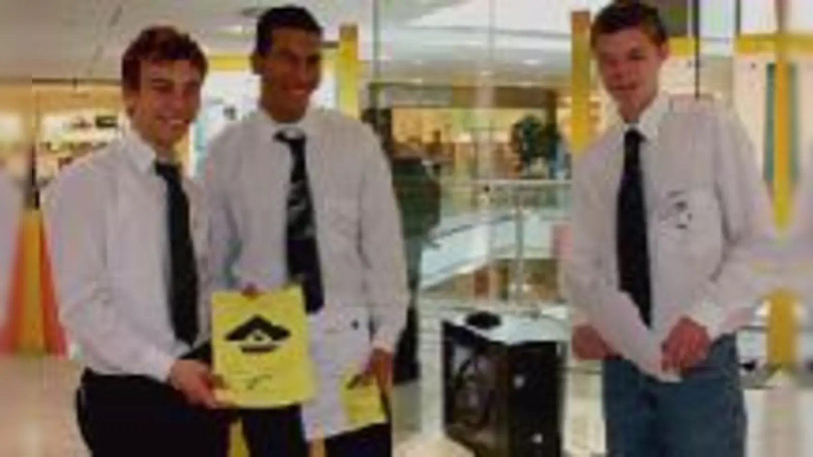 Stolz präsentieren Tobias Zeitz, Wahid Abdallah und Patrick Siebert (v. li.) ihren (Geschäftsbericht.Foto: cr)