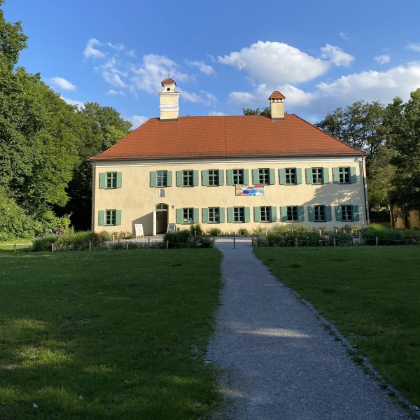 Im Pelkovenschlössl und auf der großen Wiese davor können Bewegungsfreunde jeden Alters am 5. Juli am vielfältigen Sportspielen und Workshops teilnehmen.  (Foto: Isabel Metzger)