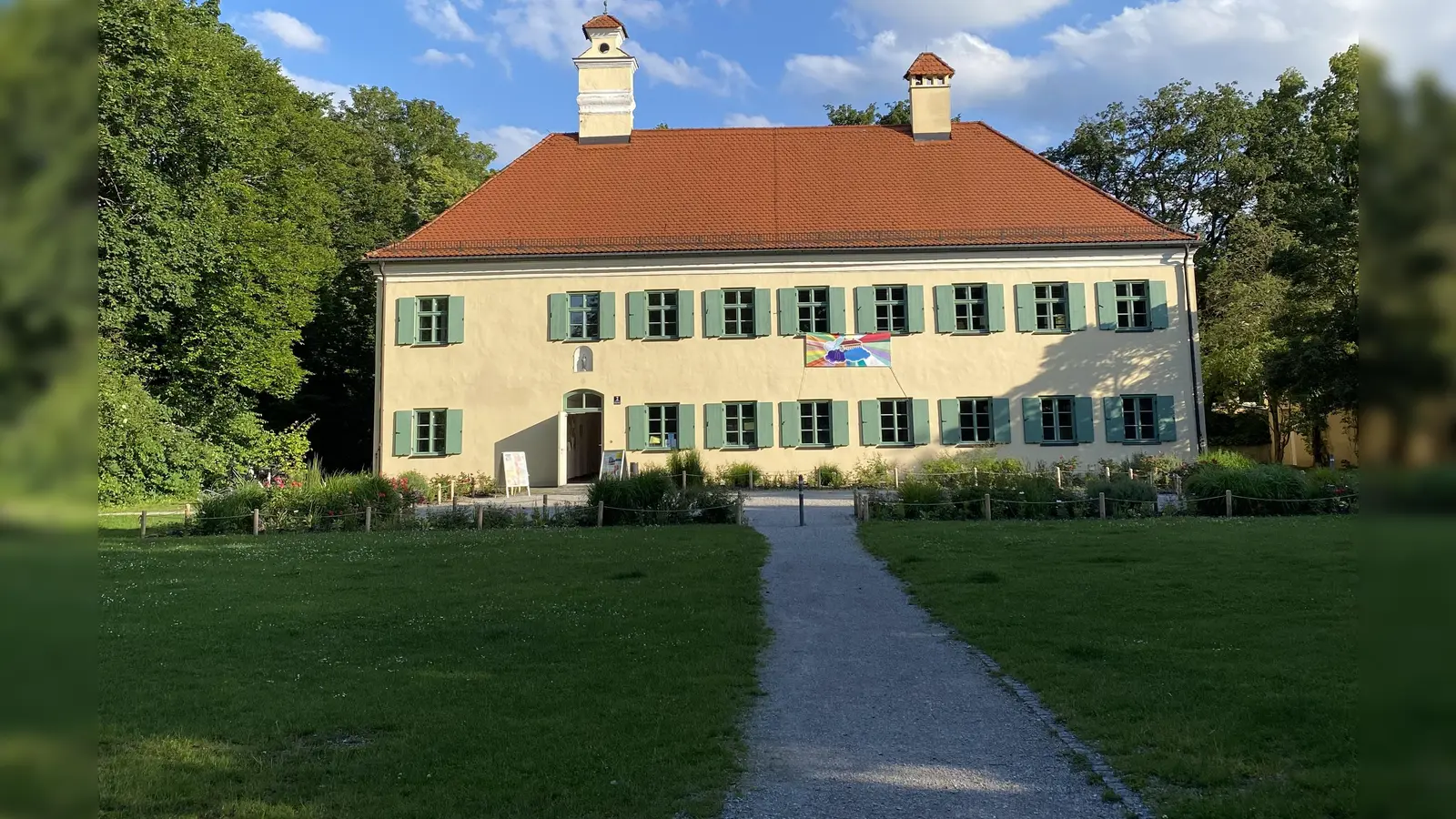 Im Pelkovenschlössl und auf der großen Wiese davor können Bewegungsfreunde jeden Alters am 5. Juli am vielfältigen Sportspielen und Workshops teilnehmen.  (Foto: Isabel Metzger)