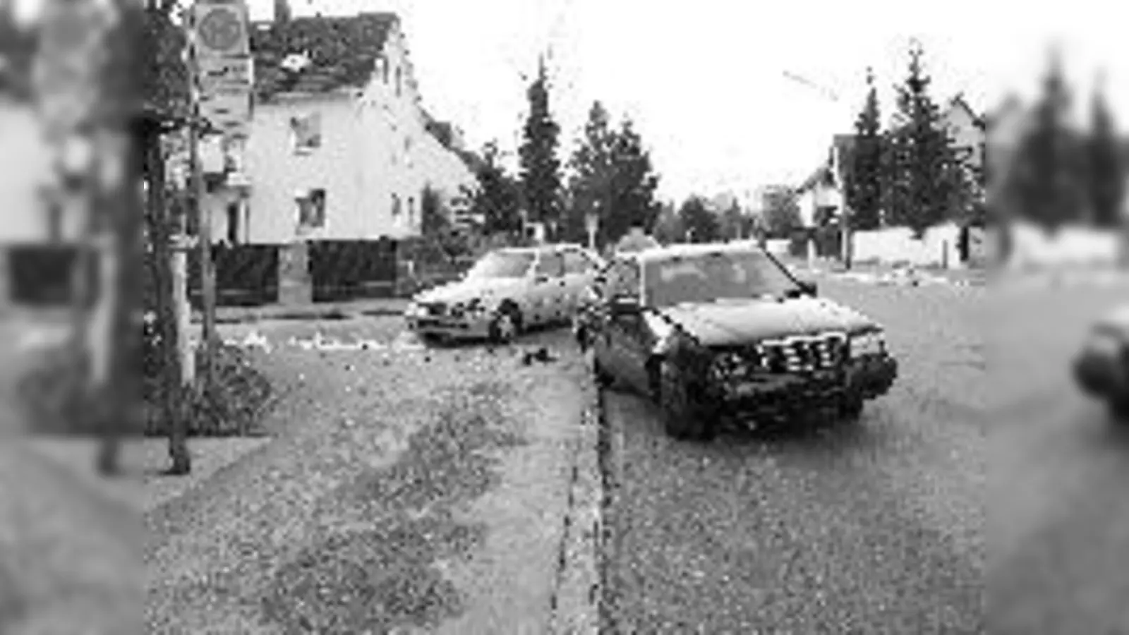 Seltsam aneinandergeraten sind am Montag zwei Autos der gleichen Marke. 	 (Foto: J. Kaplonski)