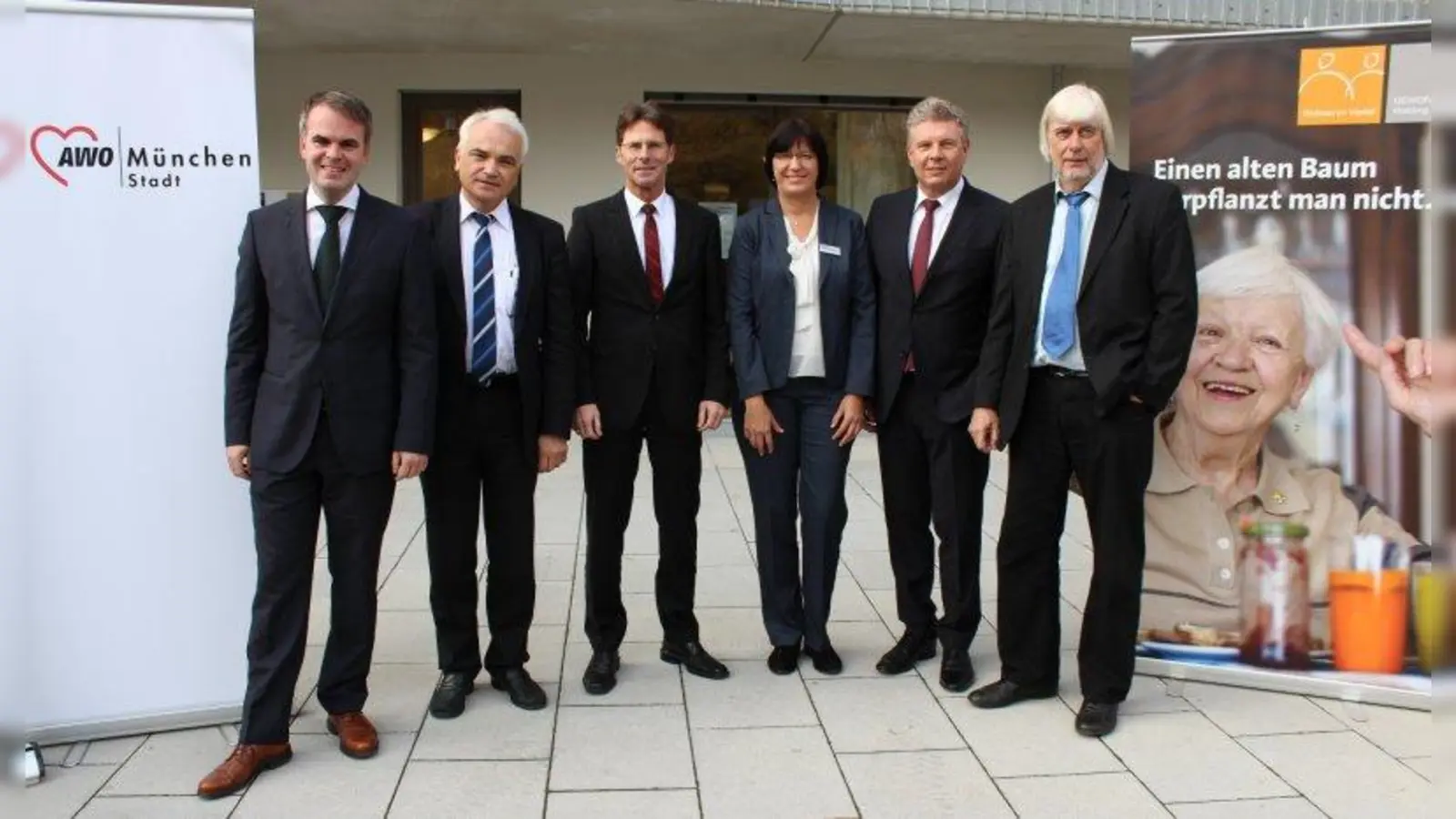 Freuen sich über die Eröffnung des Begegnungszentrums und von Wohnen im Viertel (v.l.): Christoph Frey (Geschäftsführer AWO München), Sigismund Mühlbauer (Geschäftsführer GEWOFAG), Klaus-Michael Dengler (Geschäftsführer GEWOFAG), Angelika Pfab (Geschäftsführerin Evangelischer Pflegedienst), Oberbürgermeister Dieter Reiter und Jürgen Salzhuber (Vorstand AWO München). (Foto: sb)