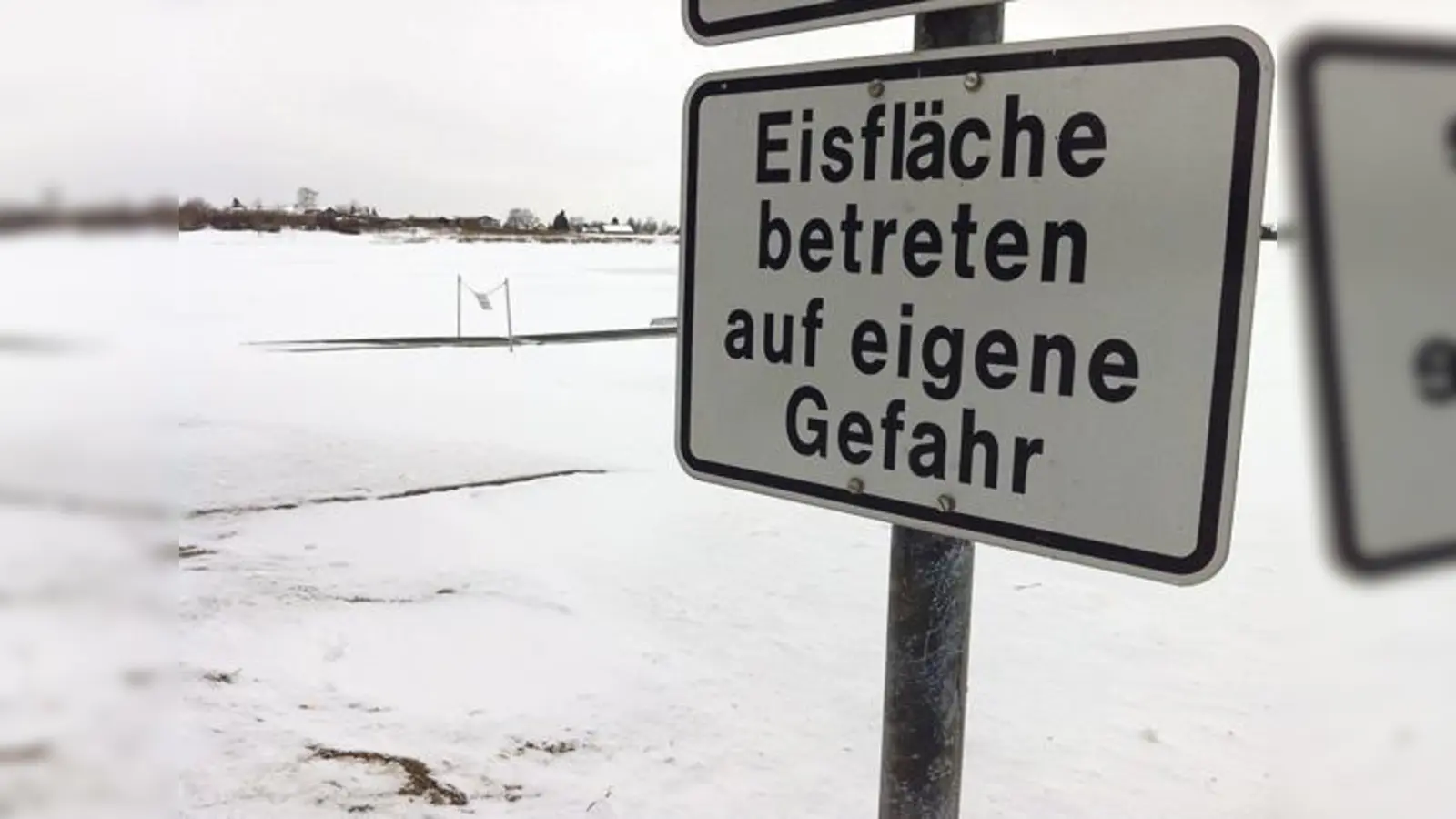 Noch Fragen? Im Zweifelsfall sollte man die Eisfläche nicht betreten.	 (Foto: WW ED)