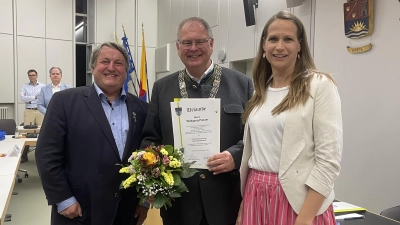 Überreichten Wolfgang Panzer (Bildmitte) die Urkunde zur Ernennung zum Altbürgermeister: Zweite Bürgermeisterin Johanna Zapf (r.) und Dritter Bürgermeister Richard Raiser (l.) (Foto: hw)