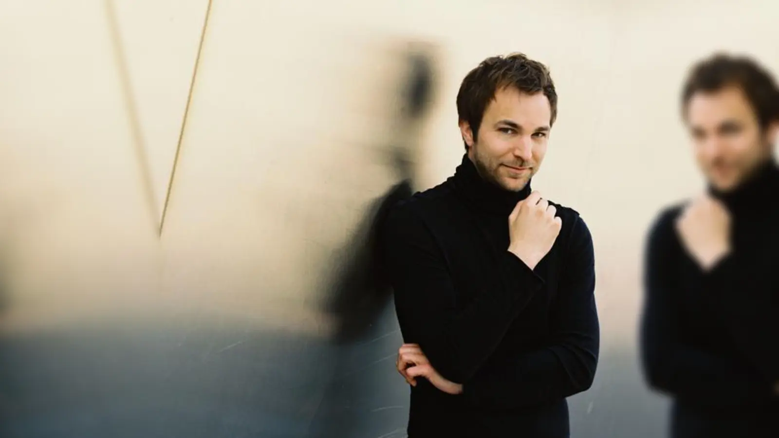 Der Ausnahme-Pianist Herbert Schuch spielt am 6. Juni in Grünwald. Der Kartenvorverkauf beginnt am 23. Mai.  (Foto: Felix Broede)