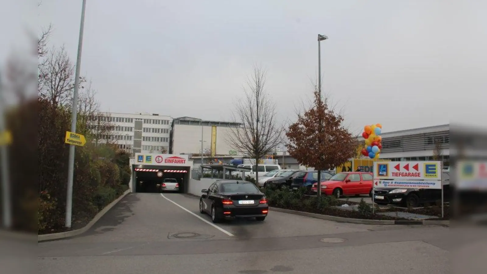 Nicht nur vor der Filiale sind Parkplätze vorhanden sondern es wurde auch eine große Tiefgarage für die Kunden gebaut. (Foto: bb)