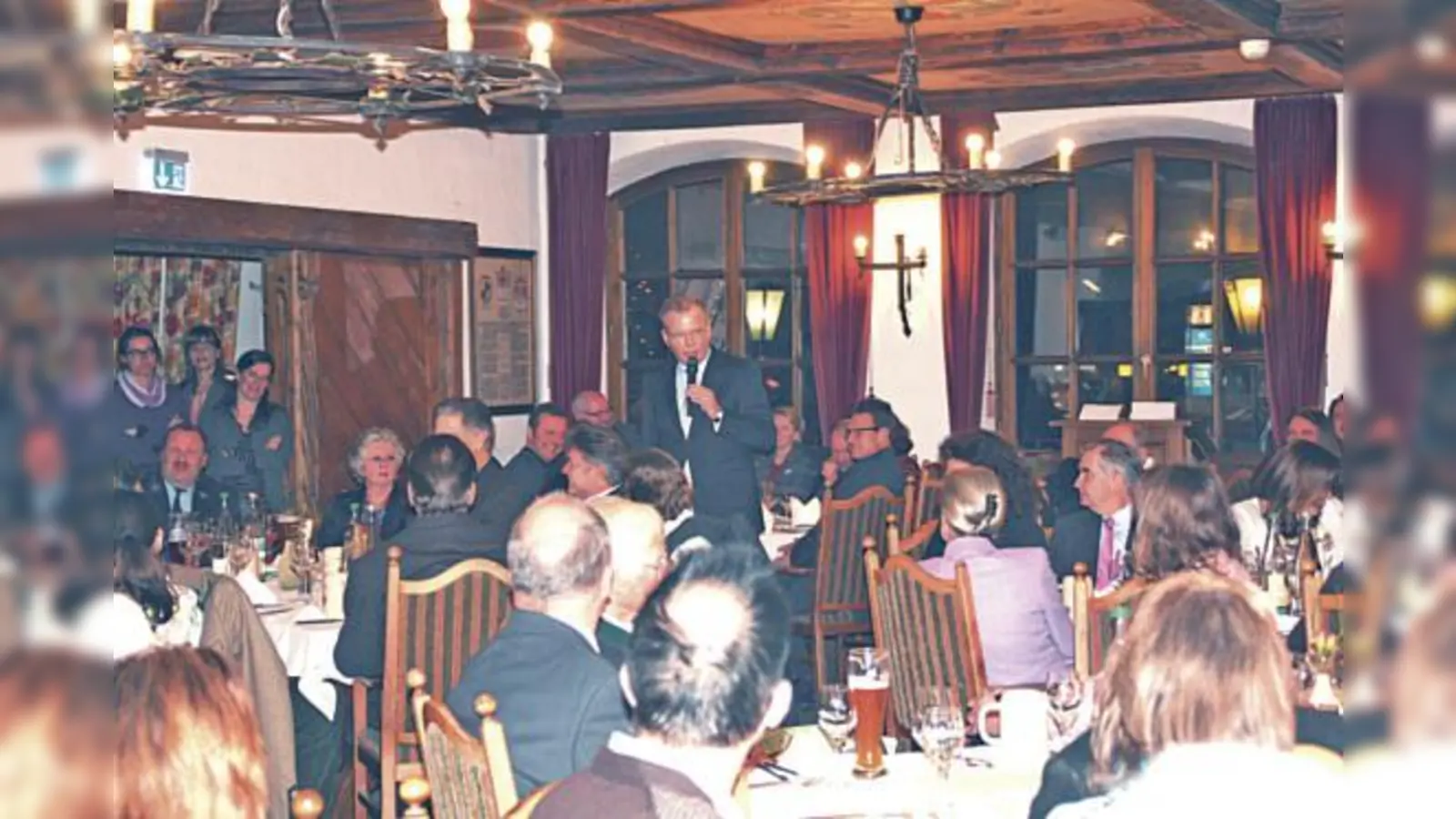 Bürgermeister Jan Neusiedl freute sich rund 120 Vorstände von Vereinen, sozialen Einrichtungen und Verbänden beim Vereinetreffen zu begrüßen.	 (Foto: hol)