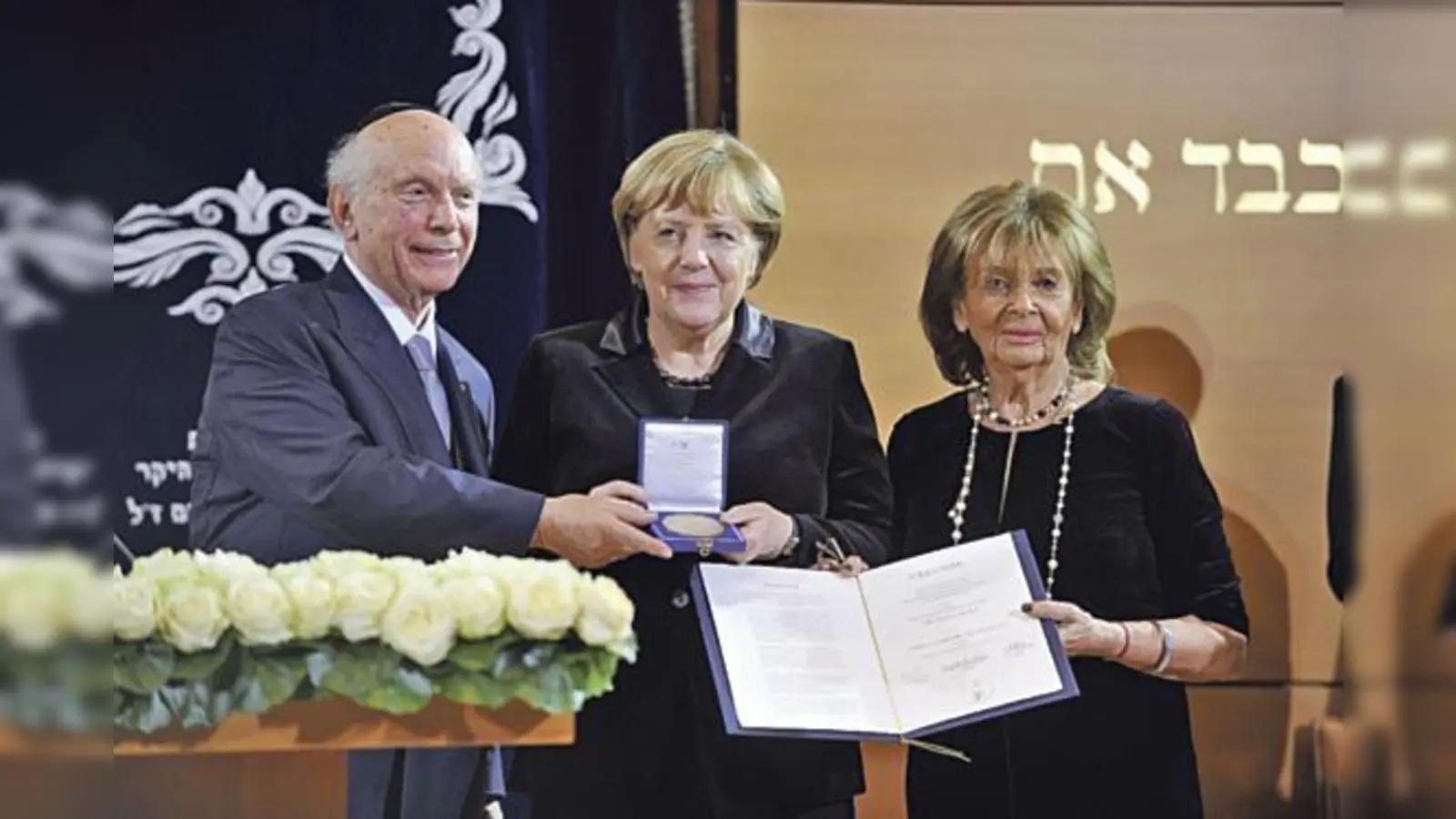 Rabbiner Arthur Schneier, Bundeskanzlerin Angela Merkel und IKG-Präsidentin Charlotte Knobloch bei der Verleihung der Ohel-Jakob-Medaille.	 (Foto: IKG/Astrid Schmidhuber)