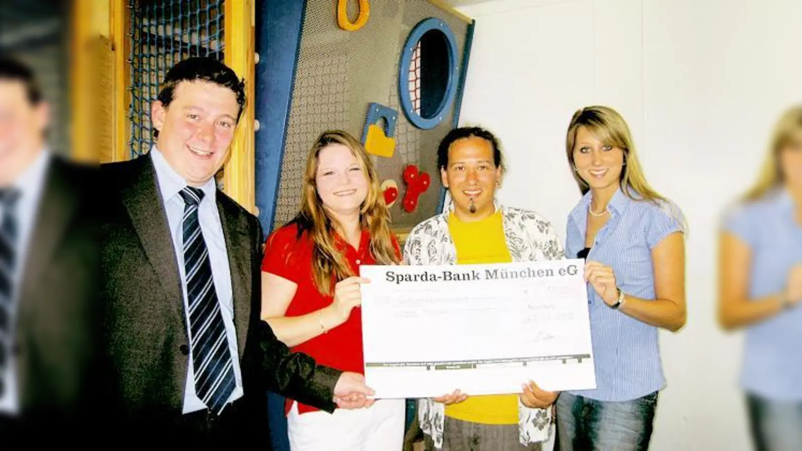 Große Freude bei Tim Rauchhaus (2. v. re.) von der »Arche« über den von Regina Weber (2. v. li.), Monika Herre (re.) sowie Marcel Bornstein (li.) überreichten Spendenscheck. 	 (Foto: Privat)