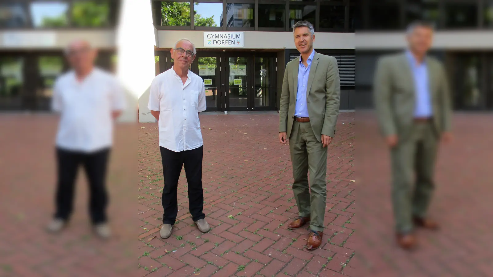 Markus Höß (r.), der Schulleiter des Gymnasiums Dorfen veabschiedete Gerd Flören (l.) in den verdienten Ruhestand.  (Foto: Privat)