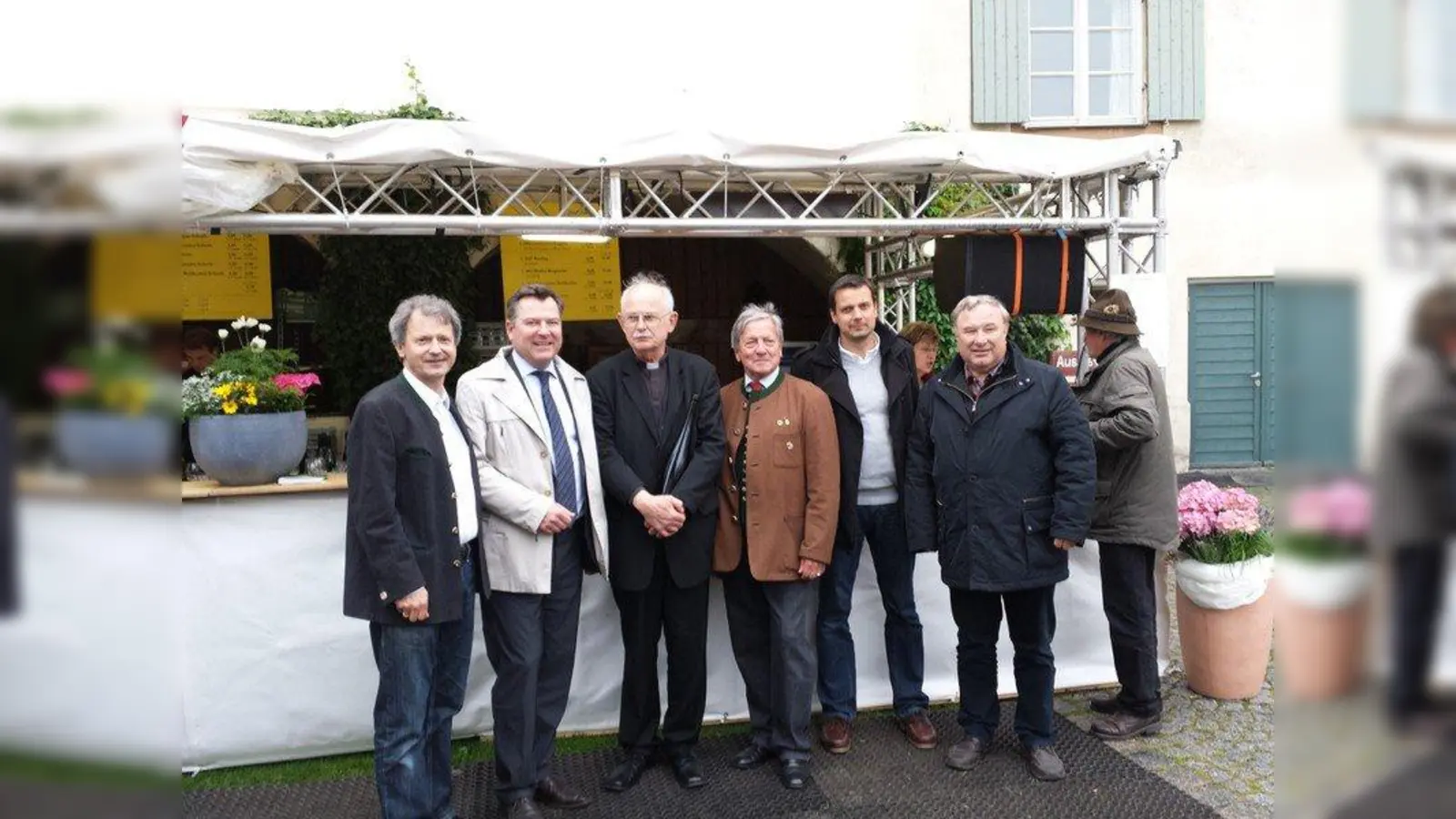 Zu Gast auf Schloss Blutenburg (von links): Andreas Ellmaier (BBV-Vorsitzender), Josef Schmid (2. Bürgermeister), Pfarrer Ulrich Wagner, Josef Kirchmeier (Bayernbund München), Bernd Wichmann (Geschäftsführer Südliche Weinstrasse) und Georg Felbermayr (1. Bezirksschützenmeister). (Foto: BBV)