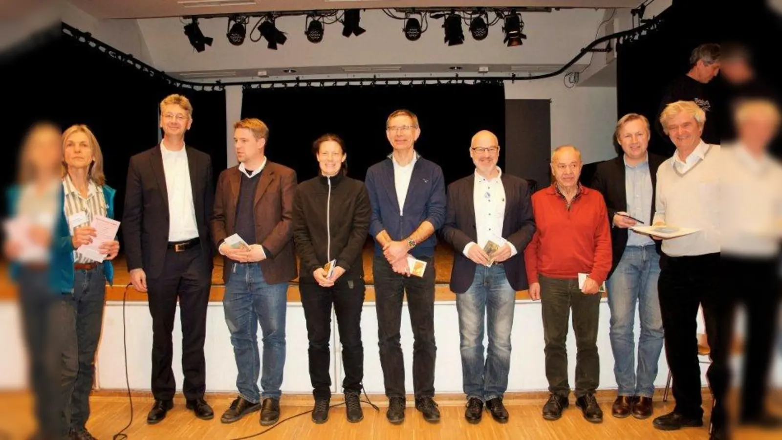 Die Referenten beim zweiten Bürgerdialog (von links): Gisela Krupski, Michael Piazolo, Tobias Ruff, Astrid Pfeiffer, Herbert Stepp, Michael Schrödl, Reiner Lang, Andreas Dorsch und Wolfgang Hesse. (Foto: Renate Regnet)