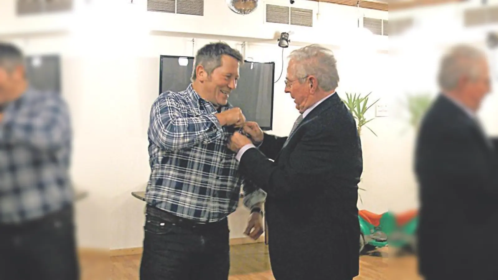 Wolfgang Hinterleitner (l.) erhält eine Auszeichnung vom Ehrenvorsitzenden Josef Nadler.	 (Foto: Verein)