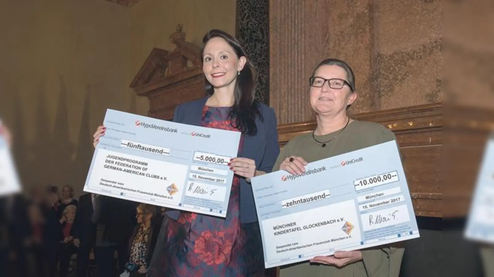 Vorgezogene »Bescherung« für Antonia Schröter, Jugendbeauftragte des VDAC (li.), und Pfarrerin Heike Blikslager, Patin der Münchner Kindertafel Glockenbach.	 (Foto: Egon Lippert)