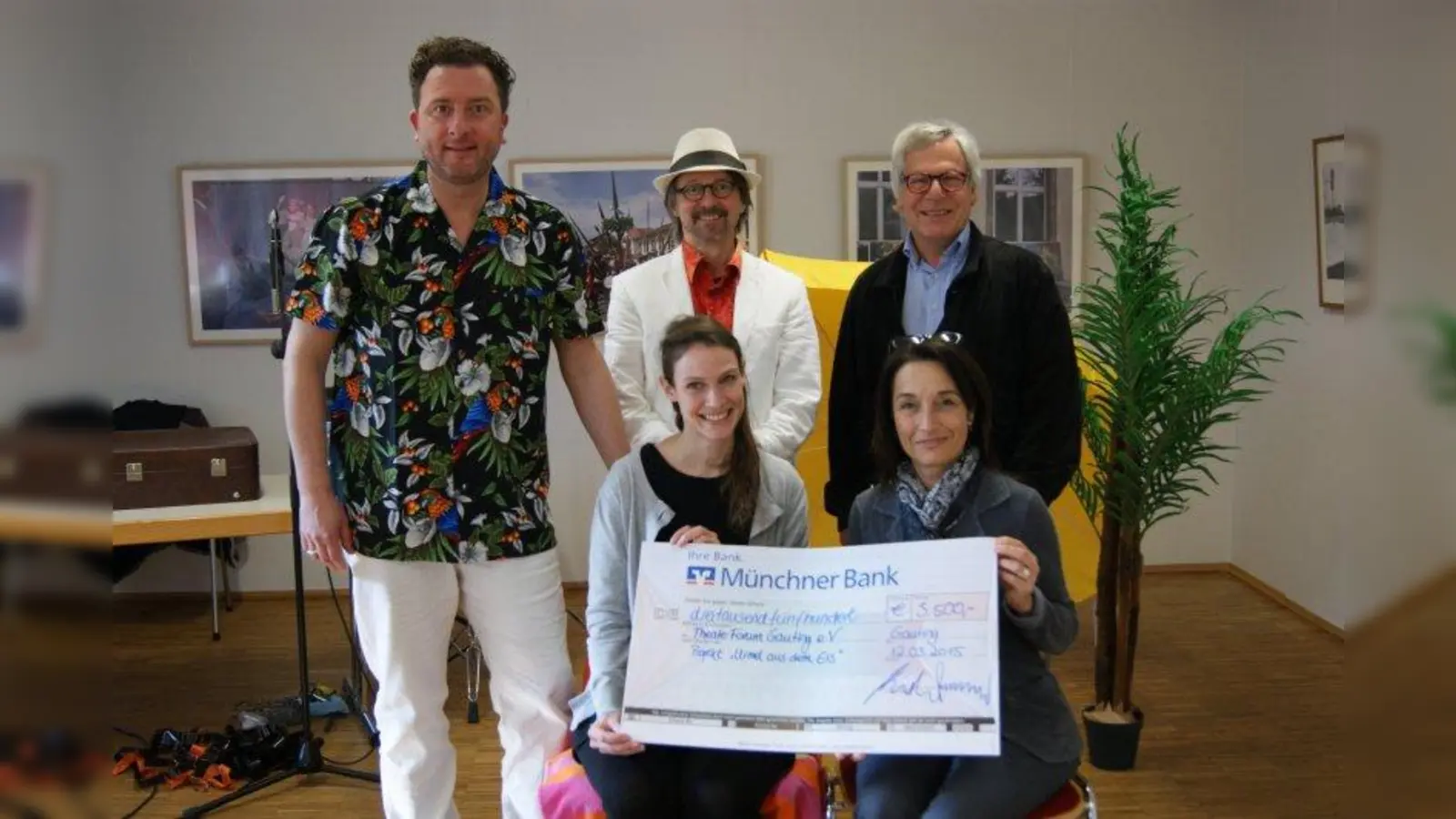 Spende für die Urmel-Macher (v.l.): Stefan Wilkening, Erzähler, Max Bauer, Geräuschemacher, Amelie Krause, Theaterprinzipalin, Ole Schultheis, und Christina Imbusta, Kundenberaterin der Münchner Bank eG. (Foto: Münchner Bank)