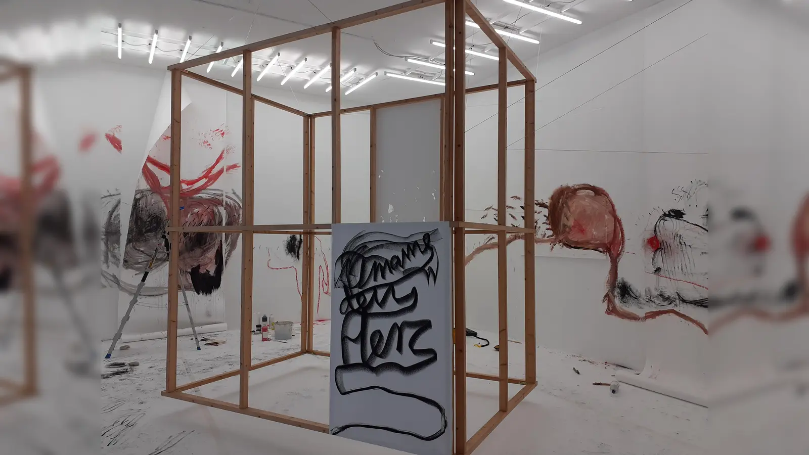 Der Galerieraum der Artothek ist zu einem Gesamtkunstwerk geworden. Der Besucher kann es betreten und sich frei durch den „Herzraum” bewegen. (Foto: mha)