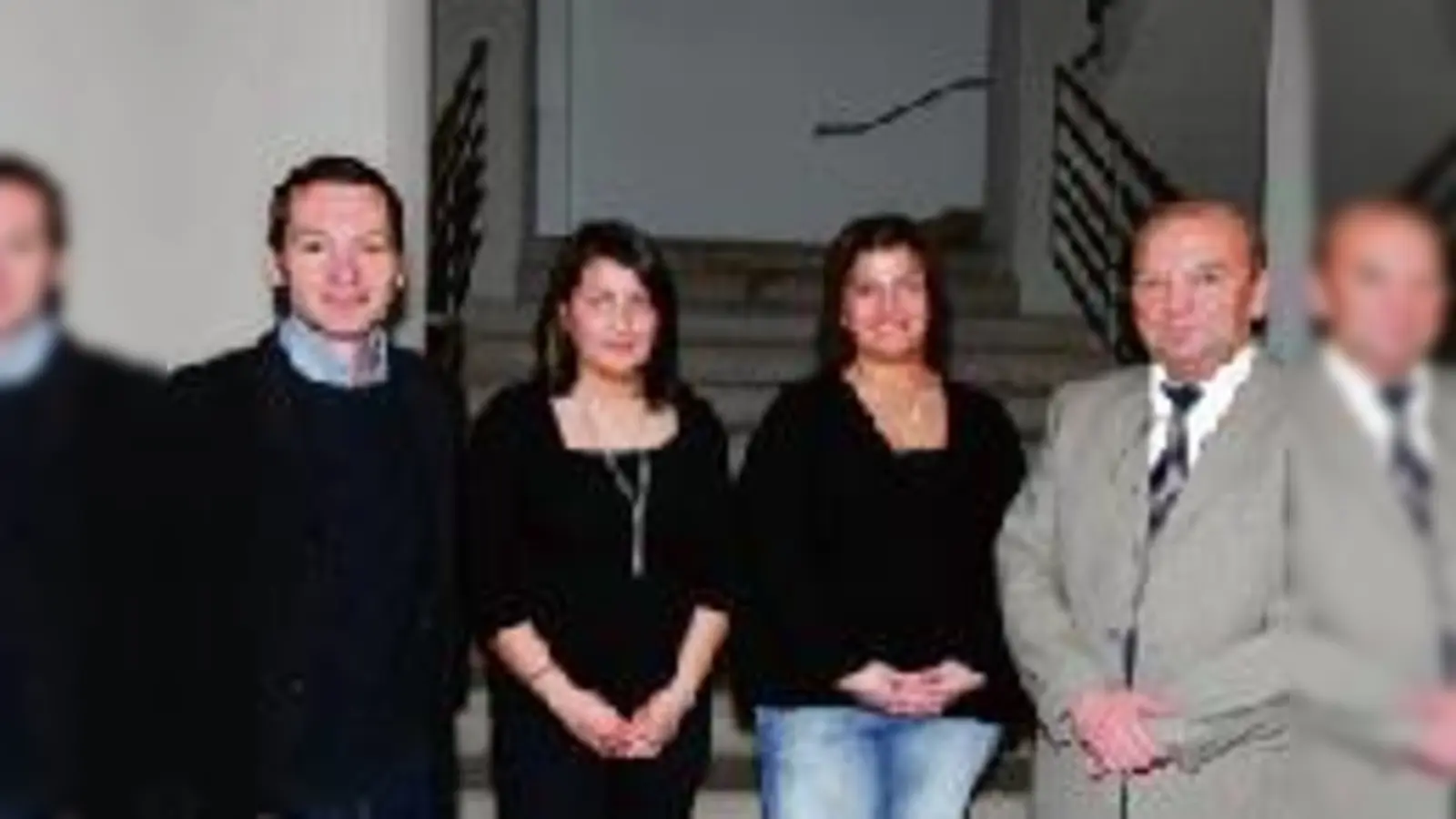 Wurden vom Leiter der Mordkommission Josef Wilfling (r.) für ihr mutiges Verhalten ausgezeichnet: Wolfgang S., Burcu K. und Fachera F.	 (Foto: Polizei)