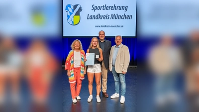 Hanna Aurnhammer vom TC Ismaning wurde für ihre sportlichen Erfolge geehrt. Es gratulierten Landrat Christoph Göbel, Kreisrätin Annette Ganssmüller-Maluche und Ismanings Dritter Bürgermeister Max Kraus (r.).  (Foto: Robert Kiderle)