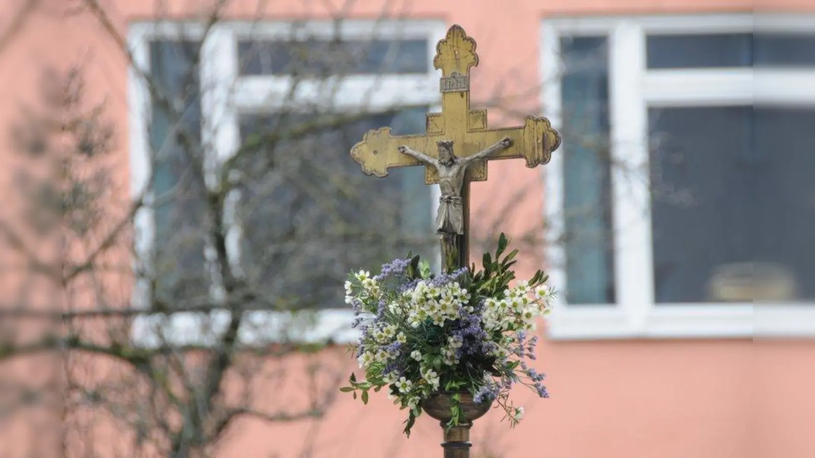 Vortrage-Kreuz von St. Rupert bei der Palmweihe im Schulhof. (Foto: KK)
