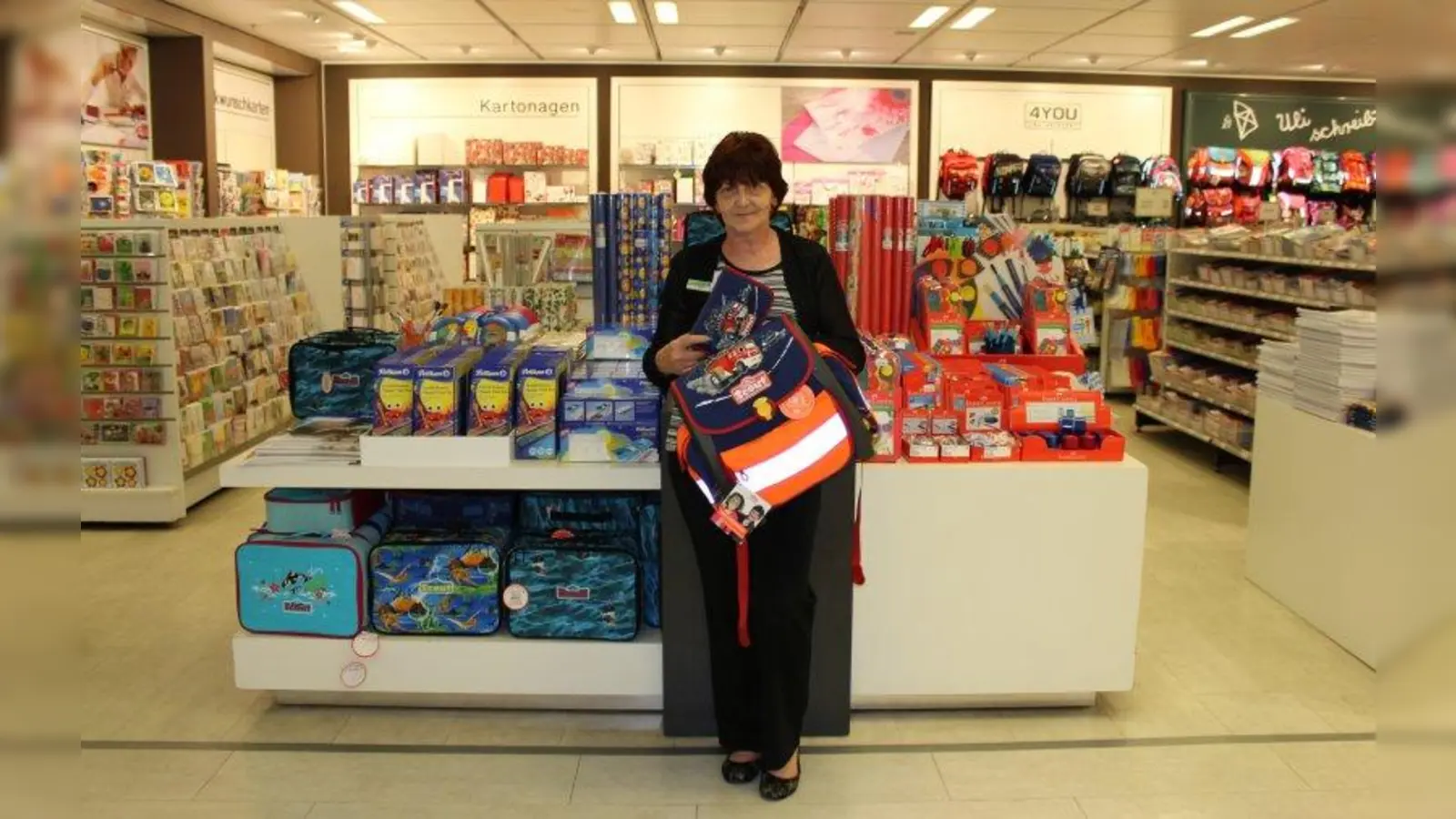 Kompetente Beratung: Kaufhof-Mitarbeiterin Brigitte Reith steht gerne zur Seite, wenn es um Fragen rund um den Schulstart geht. (Foto: sb)