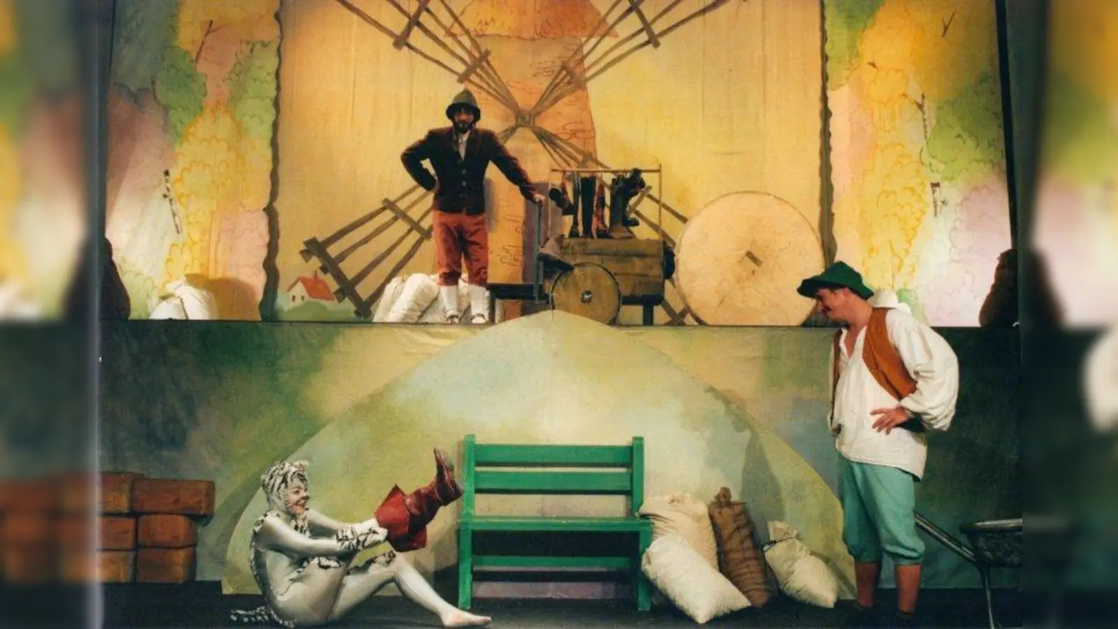 Müllerssohn Hans erlebt mit Kasimir einige Abenteuer. Ob sein „gestiefelter Kater” ihm Glück bringt, erfahren die Besucher im Münchner Theater für Kinder. (Foto: Münchner Theater für Kinder)