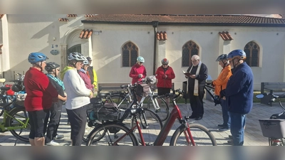 Mit dem Segen Gottes, gespendet von Domkapitular Reinhold Föckersperger, machten sich die Wallfahrer auf den Weg. (Foto: Marion Kraus  )