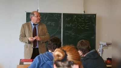 Der grüne Bundestagsabgeordnete Jerzy Montag informierte am EU-Projekttag Schülerinnen und Schüler des Erasmus-Grasser-Gymnasiums über europäische Entwicklungen. (Foto: tg)