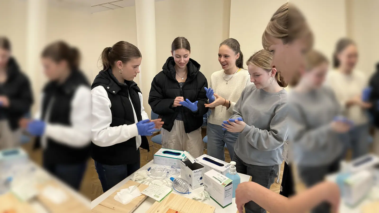 Welche Hygienevorschriften gibt es? Neben der Theorie gab es beim Tag der Ausbildung auch praktische Elemente.  (Foto: Starnberger Kliniken)