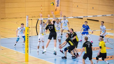 Der besondere Reiz des Duells David vs. Goliath weht auch über dem Bayerischen Pokalfinale in Planegg am Sonntag. Der SV Schwaig (Bildhintergrund) strebt dabei den vierten Pokalsieg in Serie an in Bayern. (Foto: Fabian Bartsch)