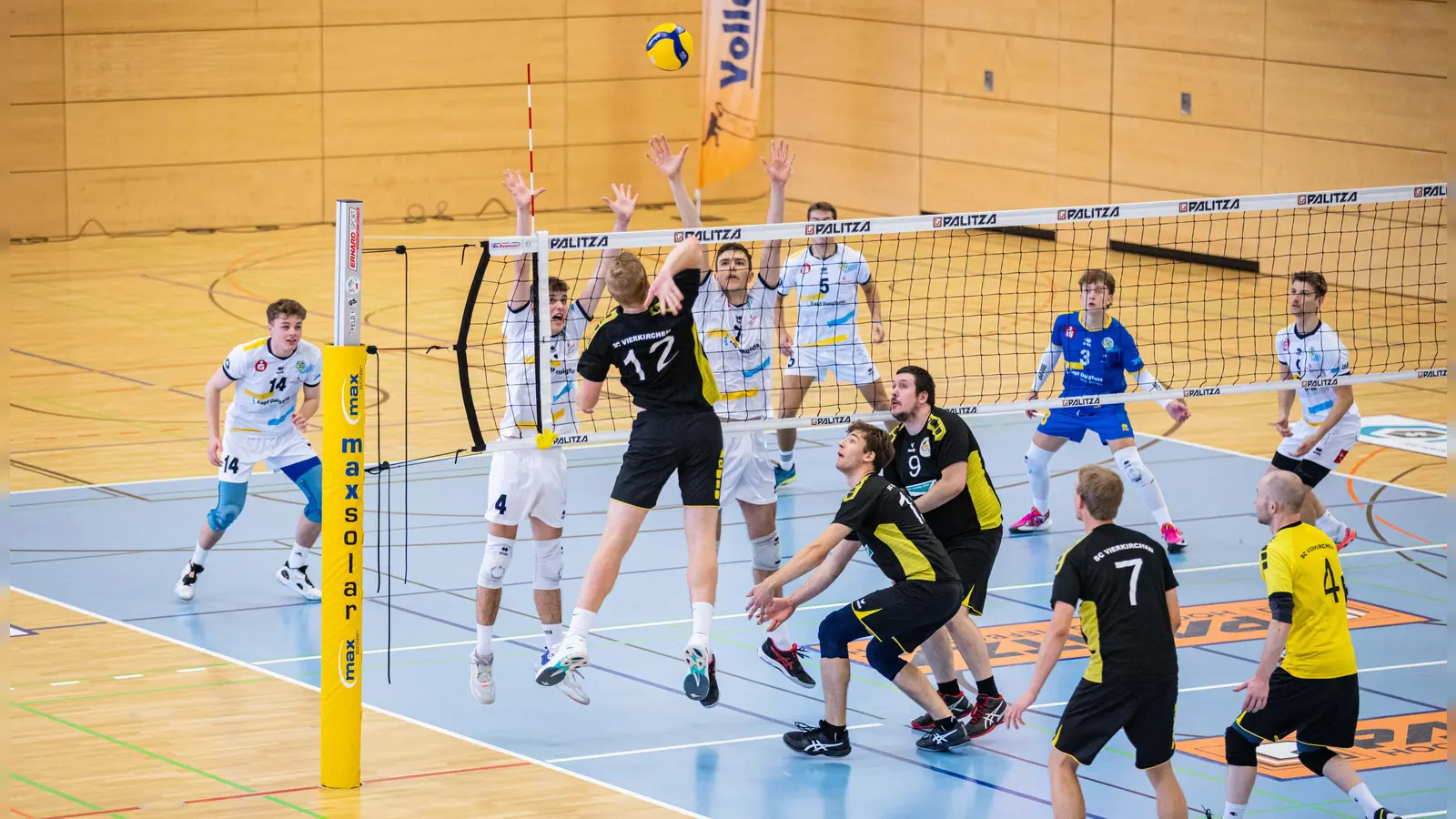 Der besondere Reiz des Duells David vs. Goliath weht auch über dem Bayerischen Pokalfinale in Planegg am Sonntag. Der SV Schwaig (Bildhintergrund) strebt dabei den vierten Pokalsieg in Serie an in Bayern. (Foto: Fabian Bartsch)