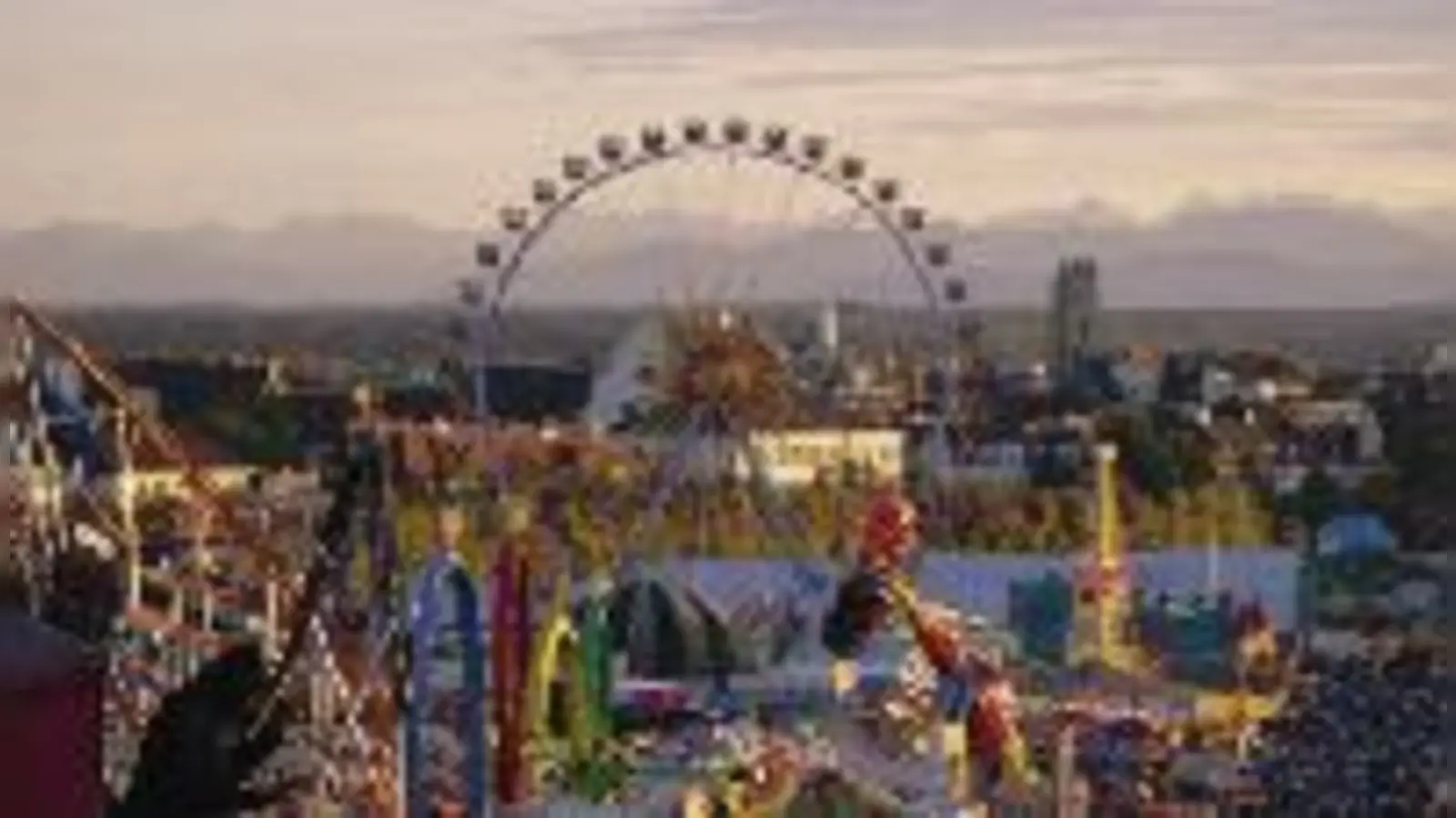 Karussell und Touristen: Den einen Münchner störts, den anderen freuts. Und alle treffen sie sich dann doch auf der Wiesn.  (Fotos: Archiv)