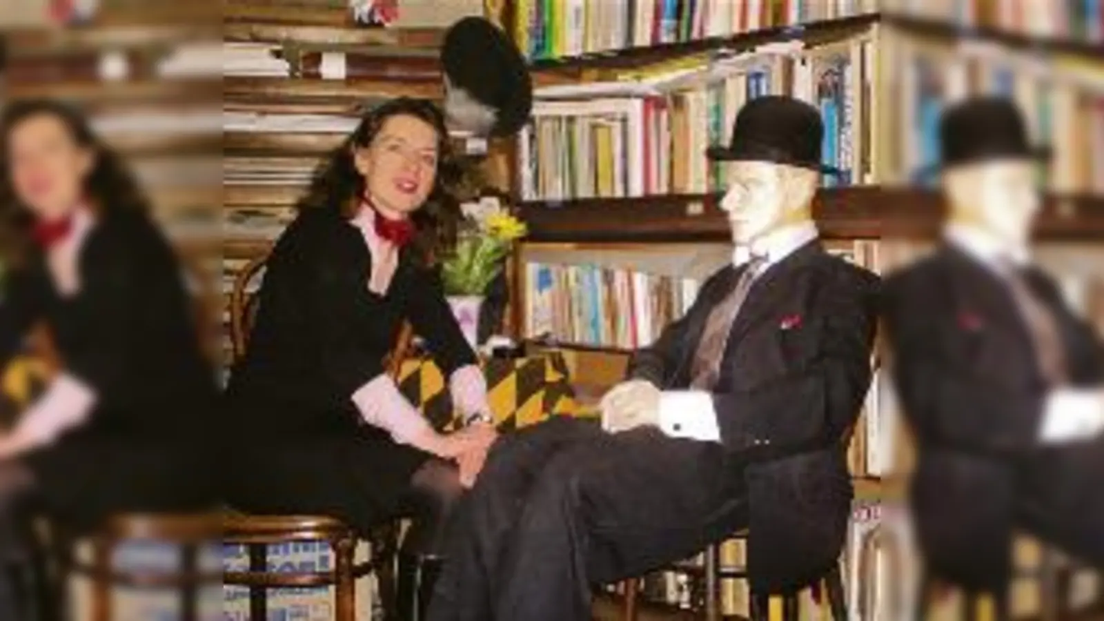»Musäums«-Leiterin Sabine Rinberger und Pappkamerad Karl Valentin freuen sich auf den Umbau der skurrilen Ausstellung im Isartor.	 (Foto: ca)