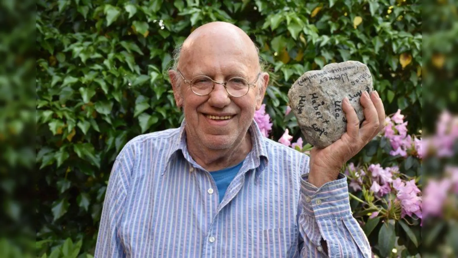 Grüner der ersten Stunde: Peter Unger mit dem symbolischen Urgestein. (Foto: Hauck)