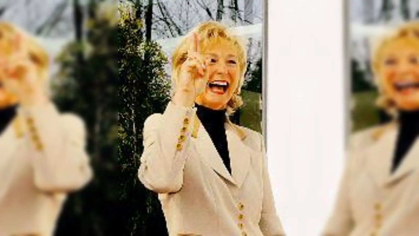 Karin Stoiber bei der Präsentation des neuen Kunstwerks am Gehörlosenzentrum.	 (Foto: Privat)