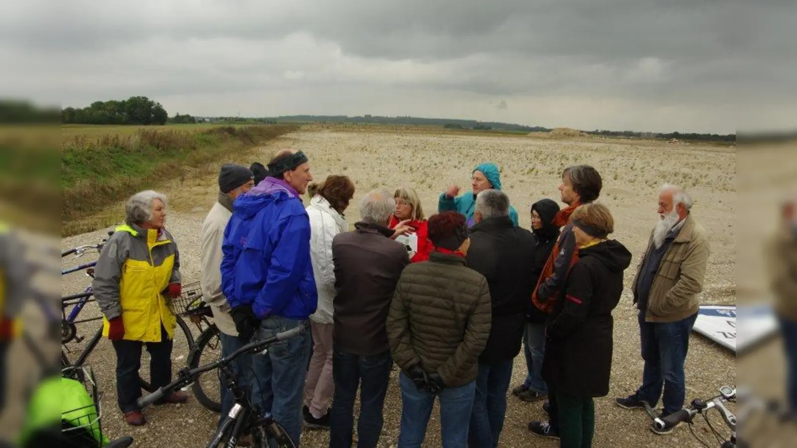 Die Teilnehmer der Grünen-Radltour vor der Baufläche in Freiham. (Foto: pi)